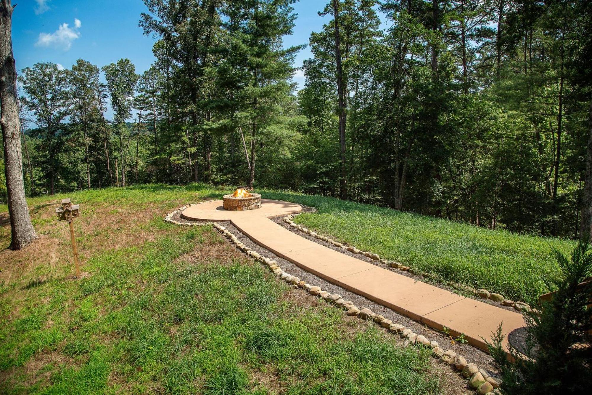 Villa Adore The Smores Rustic Mountain Charm Outdoor Spaces And A Cozy Hot Tub *
