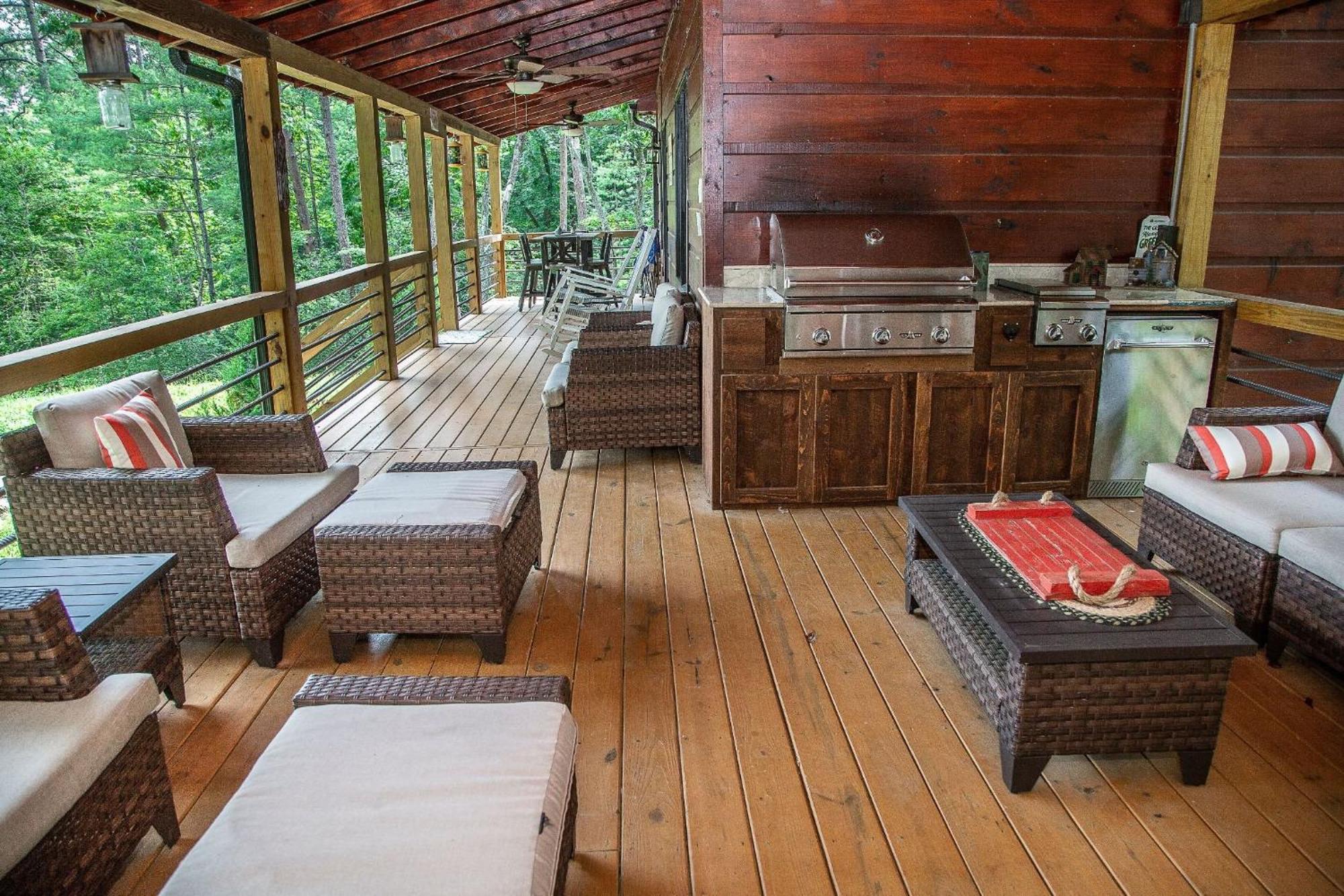 Adore The Smores Rustic Mountain Charm Outdoor Spaces And A Cozy Hot Tub * Blue Ridge